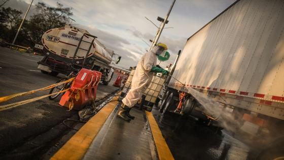 Un trabajador desinfecta los vehículos que quieren ingresar a la capital del país, durante el periodo de cuarentena impuesta para frenar la propagación de Coronavirus.  Foto: Juancho Torres/ Anadolu