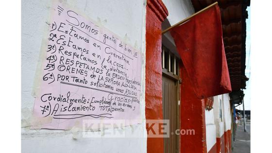 Desde comienzos de abril, la cantidad de trapos rojos en las casas de los barrios más humildes de Bogotá se multiplicó, obligando a que el código se comenzara a aplicar de forma 'oficial' para identificar a quienes requerían la asistencia estatal.  Foto: Andrés Lozano/ KienyKe.com