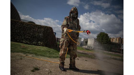 Miembros de las fuerzas especiales sanitarias del Ejército de Colombia durante el trabajo de limpieza y desinfección en las principales bases militares y batallones en Bogotá.  Foto: Juancho Torres - Anadolu