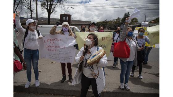Los manifestantes exigen que el gobierno del presidente, Iván Duque, tome medidas urgentes para evitar un contagio masivo por la pandemia de Coronavirus en los centros penitenciarios.   Foto: Juancho Torres - Anadolu