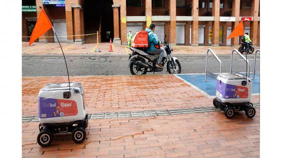Alrededor de 15 robots recorren las calles de Medellín para realizar entregas de pedidos a domicilios como parte de un plan piloto puesto en marcha por las compañías colombianas Rappi y KiwiBot para evitar el contacto persona a persona en medio de la cuarentena.  Foto: Luis Eduardo Noriega - EFE