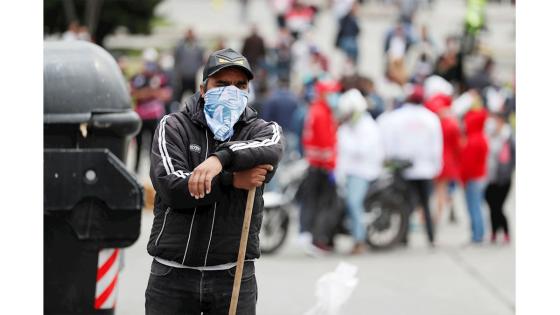 Decenas de personas se "tomaron" la alcaldía local para exigirle al gobierno que entregue con rapidez las ayudas que prometió para los más desfavorecidos durante la cuarentena.  Foto: Carlos Ortega - EFE 