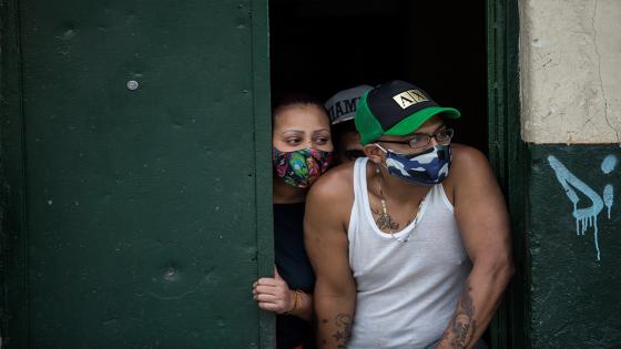 Las donaciones de alimentos y ayudas de primera necesidad fueron realizadas por algunos miembros de la Policía Nacional durante la cuarentena impuesta por el gobierno nacional como medida para evitar la propagación del Coronavirus en Bogotá.  Foto: Juancho Torres