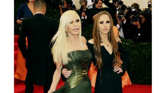 Donatella Versace y Allegra Versace donaron 220,500 dólares para los hospitales.