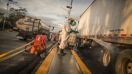 Un trabajador desinfecta los vehículos que quieren ingresar a la capital del país, durante el periodo de cuarentena impuesta para frenar la propagación de Coronavirus.  Foto: Juancho Torres/ Anadolu