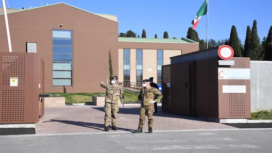 Camiones del Ejército italiano transportan los ataúdes de las víctimas del coronavirus desde Bérgamo hasta el crematorio Trespiano, en Florencia, Italia.  Foto: Carlo Bressan - Agencia Anadolu