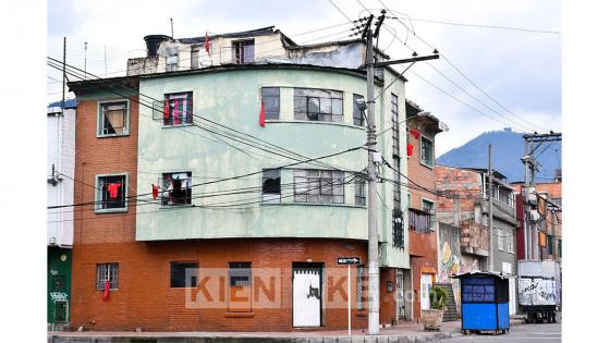 Desde comienzos de abril, la cantidad de trapos rojos en las casas de los barrios más humildes de Bogotá se multiplicó, obligando a que el código se comenzara a aplicar de forma 'oficial' para identificar a quienes requerían la asistencia estatal.  Foto: Andrés Lozano/ KienyKe.com