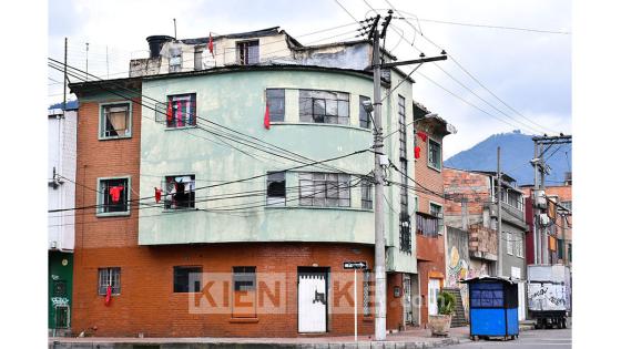 Desde comienzos de abril, la cantidad de trapos rojos en las casas de los barrios más humildes de Bogotá se multiplicó, obligando a que el código se comenzara a aplicar de forma 'oficial' para identificar a quienes requerían la asistencia estatal. Foto: Andrés Lozano/ KienyKe.com Desde comienzos de abril, la cantidad de trapos rojos en las casas de los barrios más humildes de Bogotá se multiplicó, obligando a que el código se comenzara a aplicar de forma 'oficial' para identificar a quienes requerían la asistencia estatal. Foto: Andrés Lozano/ KienyKe.com