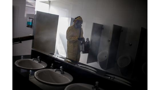 Miembros de las fuerzas especiales sanitarias del Ejército de Colombia durante el trabajo de limpieza y desinfección en las principales bases militares y batallones en Bogotá.  Foto: Juancho Torres - Anadolu