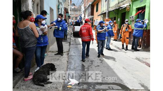 Así fue la entrega de ayudas a familias en el barrio Las Cruces.  Foto: Andrés Lozano