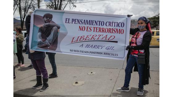 Los manifestantes exigen que el gobierno del presidente, Iván Duque, tome medidas urgentes para evitar un contagio masivo por la pandemia de Coronavirus en los centros penitenciarios.   Foto: Juancho Torres - Anadolu