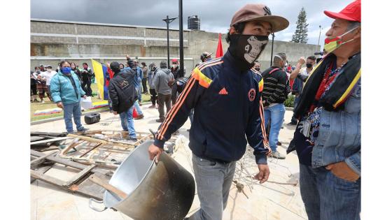 Decenas de personas se "tomaron" la alcaldía local para exigirle al gobierno que entregue con rapidez las ayudas que prometió para los más desfavorecidos durante la cuarentena.  Foto: Carlos Ortega - EFE 