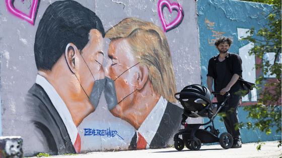 El presidente de EEUU, Donald Trump, y el presidente de la República de China, Xi Jinping, fueron dibujados en un graffiti besándose con máscaras médicas, en alusión al famoso mural de Leonid Brezhnev y Erich Honecker.  Foto: Abdulhamid Hoşbaş