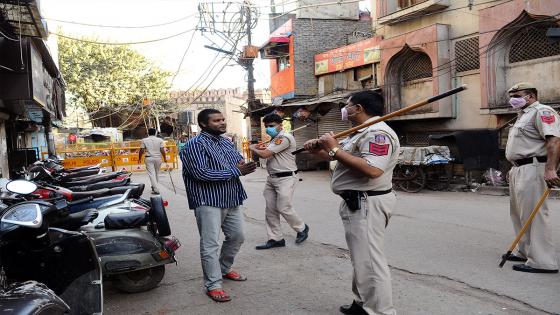 Oficiales de policía de Nueva Delhi empuñan su bastón contra personas que han roto las reglas del aislamiento nacional decretado por India dpara limitar la propagación del Coronavirus.  Foto: İmtiyaz Khan/ Anadolu