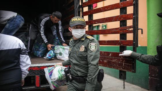 Las donaciones de alimentos y ayudas de primera necesidad fueron realizadas por algunos miembros de la Policía Nacional durante la cuarentena impuesta por el gobierno nacional como medida para evitar la propagación del Coronavirus en Bogotá.  Foto: Juancho Torres
