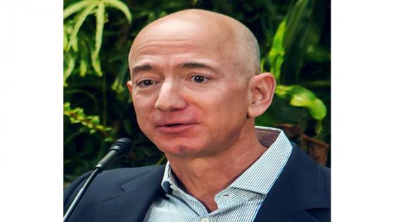 Jeff Bezos Ceo de Amazon hizo una donación de más de un millón de dólares.