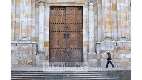 Algunos feligreses llegaron hasta las puertas de la iglesia a pesar de la cuarentena.  Foto: Andrés Lozano/ KienyKe.com