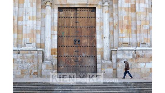 Algunos feligreses llegaron hasta las puertas de la iglesia a pesar de la cuarentena. Foto: Andrés Lozano/ KienyKe.com Algunos feligreses llegaron hasta las puertas de la iglesia a pesar de la cuarentena. Foto: Andrés Lozano/ KienyKe.com