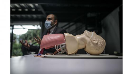 La máquina es del tamaño de un microondas pequeño y está compuesta de válvulas y sensores de presión que regulan la cantidad de oxígeno bombeado a los pulmones de un paciente a través de un tubo de plástico.  Foto: Juancho Torres - Anadolu
