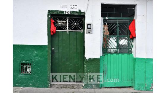 Desde comienzos de abril, la cantidad de trapos rojos en las casas de los barrios más humildes de Bogotá se multiplicó, obligando a que el código se comenzara a aplicar de forma 'oficial' para identificar a quienes requerían la asistencia estatal.  Foto: Andrés Lozano/ KienyKe.com