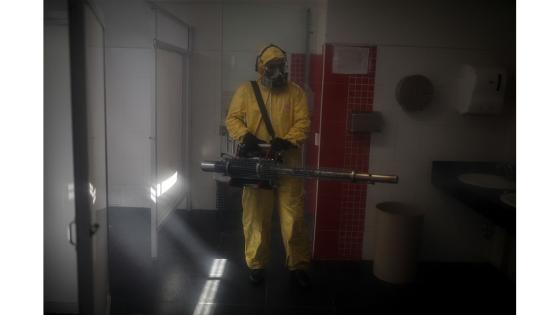 Miembros de las fuerzas especiales sanitarias del Ejército de Colombia durante el trabajo de limpieza y desinfección en las principales bases militares y batallones en Bogotá.  Foto: Juancho Torres - Anadolu