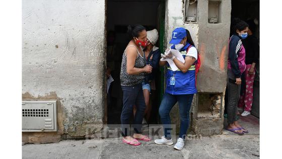 Así fue la entrega de ayudas a familias en el barrio Las Cruces.  Foto: Andrés Lozano