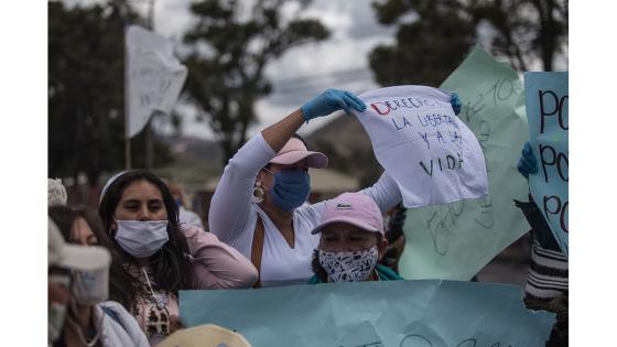 Los manifestantes exigen que el gobierno del presidente, Iván Duque, tome medidas urgentes para evitar un contagio masivo por la pandemia de Coronavirus en los centros penitenciarios.   Foto: Juancho Torres - Anadolu