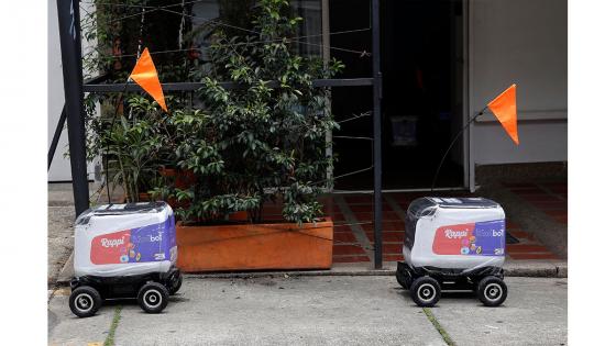 Alrededor de 15 robots recorren las calles de Medellín para realizar entregas de pedidos a domicilios como parte de un plan piloto puesto en marcha por las compañías colombianas Rappi y KiwiBot para evitar el contacto persona a persona en medio de la cuarentena.  Foto: Luis Eduardo Noriega - EFE