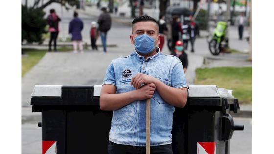 Decenas de personas se "tomaron" la alcaldía local para exigirle al gobierno que entregue con rapidez las ayudas que prometió para los más desfavorecidos durante la cuarentena.  Foto: Carlos Ortega - EFE 