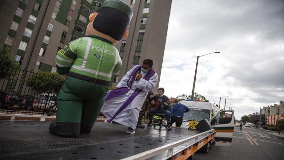 La Policía Nacional de Colombia realiza ejercicios de acondicionamiento físico y oraciones a cargo de sacerdotes para las personas que se quedan dentro de sus hogares con el objetivo de fomentar el ejercicio físico a las personas confinadas en cuarentena.  Foto: Juancho Torres- Anadolu 