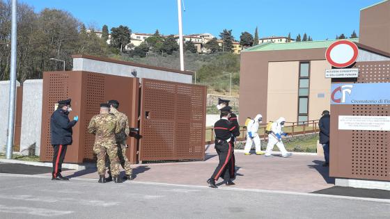 Camiones del Ejército italiano transportan los ataúdes de las víctimas del coronavirus desde Bérgamo hasta el crematorio Trespiano, en Florencia, Italia.  Foto: Carlo Bressan - Agencia Anadolu