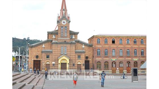 Algunos feligreses llegaron hasta las puertas de la iglesia a pesar de la cuarentena.