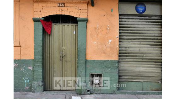 Desde comienzos de abril, la cantidad de trapos rojos en las casas de los barrios más humildes de Bogotá se multiplicó, obligando a que el código se comenzara a aplicar de forma 'oficial' para identificar a quienes requerían la asistencia estatal.  Foto: Andrés Lozano/ KienyKe.com