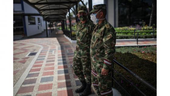 Miembros de las fuerzas especiales sanitarias del Ejército de Colombia durante el trabajo de limpieza y desinfección en las principales bases militares y batallones en Bogotá.  Foto: Juancho Torres - Anadolu