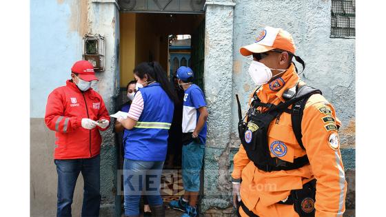 Así fue la entrega de ayudas a familias en el barrio Las Cruces.  Foto: Andrés Lozano