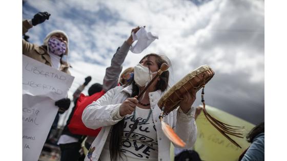 Los manifestantes exigen que el gobierno del presidente, Iván Duque, tome medidas urgentes para evitar un contagio masivo por la pandemia de Coronavirus en los centros penitenciarios.   Foto: Juancho Torres - Anadolu