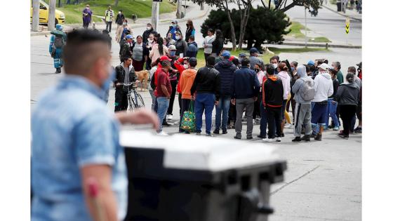 Decenas de personas se "tomaron" la alcaldía local para exigirle al gobierno que entregue con rapidez las ayudas que prometió para los más desfavorecidos durante la cuarentena.  Foto: Carlos Ortega - EFE 