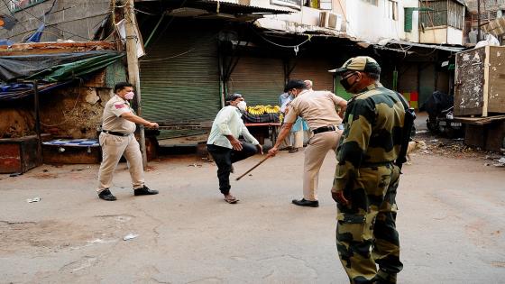 Oficiales de policía de Nueva Delhi empuñan su bastón contra personas que han roto las reglas del aislamiento nacional decretado por India dpara limitar la propagación del Coronavirus.  Foto: İmtiyaz Khan/ Anadolu