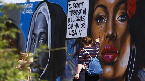 El presidente de EEUU, Donald Trump, y el presidente de la República de China, Xi Jinping, fueron dibujados en un graffiti besándose con máscaras médicas, en alusión al famoso mural de Leonid Brezhnev y Erich Honecker.  Foto: Abdulhamid Hoşbaş