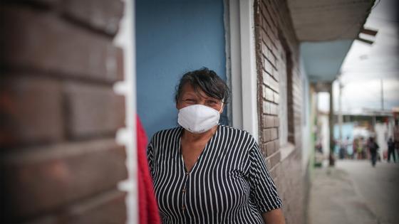 Las donaciones de alimentos y ayudas de primera necesidad fueron realizadas por algunos miembros de la Policía Nacional durante la cuarentena impuesta por el gobierno nacional como medida para evitar la propagación del Coronavirus en Bogotá.  Foto: Juancho Torres