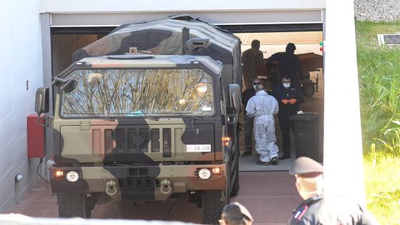 Camiones del Ejército italiano transportan los ataúdes de las víctimas del coronavirus desde Bérgamo hasta el crematorio Trespiano, en Florencia, Italia.  Foto: Carlo Bressan - Agencia Anadolu