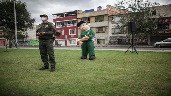 La Policía Nacional de Colombia realiza ejercicios de acondicionamiento físico y oraciones a cargo de sacerdotes para las personas que se quedan dentro de sus hogares con el objetivo de fomentar el ejercicio físico a las personas confinadas en cuarentena.  Foto: Juancho Torres- Anadolu 