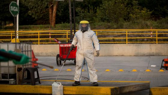 Un trabajador desinfecta los vehículos que quieren ingresar a la capital del país, durante el periodo de cuarentena impuesta para frenar la propagación de Coronavirus.  Foto: Juancho Torres/ Anadolu