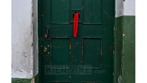 Desde comienzos de abril, la cantidad de trapos rojos en las casas de los barrios más humildes de Bogotá se multiplicó, obligando a que el código se comenzara a aplicar de forma 'oficial' para identificar a quienes requerían la asistencia estatal. Foto: Andrés Lozano/ KienyKe.com Desde comienzos de abril, la cantidad de trapos rojos en las casas de los barrios más humildes de Bogotá se multiplicó, obligando a que el código se comenzara a aplicar de forma 'oficial' para identificar a quienes requerían la asistencia estatal. Foto: Andrés Lozano/ KienyKe.com