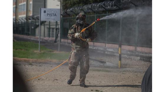 Miembros de las fuerzas especiales sanitarias del Ejército de Colombia durante el trabajo de limpieza y desinfección en las principales bases militares y batallones en Bogotá.  Foto: Juancho Torres - Anadolu