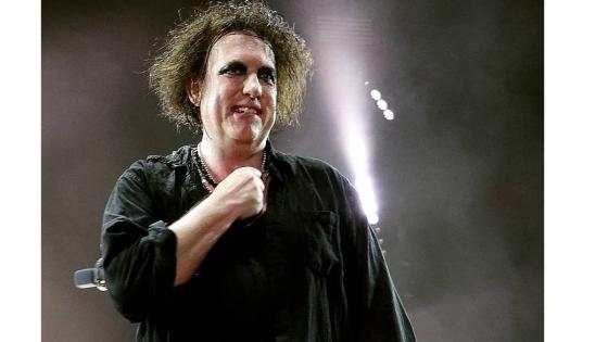 A la edad de 61 años Robert Smith lanzara tres nuevos álbumes con The Cure. 