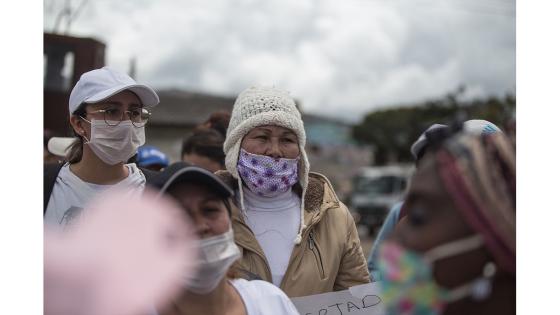 Los manifestantes exigen que el gobierno del presidente, Iván Duque, tome medidas urgentes para evitar un contagio masivo por la pandemia de Coronavirus en los centros penitenciarios.   Foto: Juancho Torres - Anadolu
