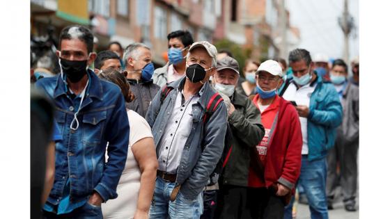 Decenas de personas se "tomaron" la alcaldía local para exigirle al gobierno que entregue con rapidez las ayudas que prometió para los más desfavorecidos durante la cuarentena.  Foto: Carlos Ortega - EFE 