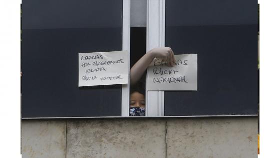 Niños observan por las ventanas durante la celebración que la Policía ofreció con motivo del Día del Niño a pacientes del Hospital Infantil San Vicente Fundación.  Foto: Luis Eduardo Noriega - EFE