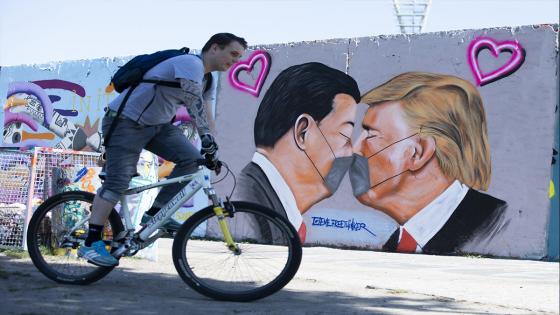 El presidente de EEUU, Donald Trump, y el presidente de la República de China, Xi Jinping, fueron dibujados en un graffiti besándose con máscaras médicas, en alusión al famoso mural de Leonid Brezhnev y Erich Honecker.  Foto: Abdulhamid Hoşbaş